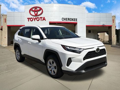Used 2025 Toyota RAV4 LE AWD/4WD image 3