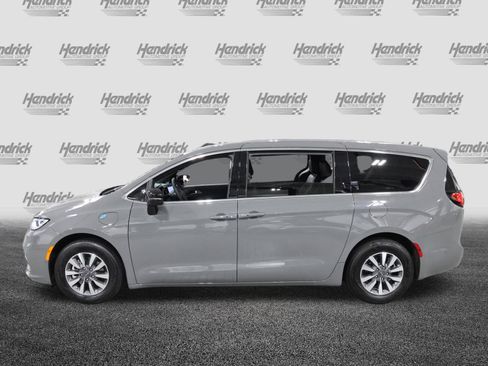 Used 2025 Chrysler Pacifica Select image 6