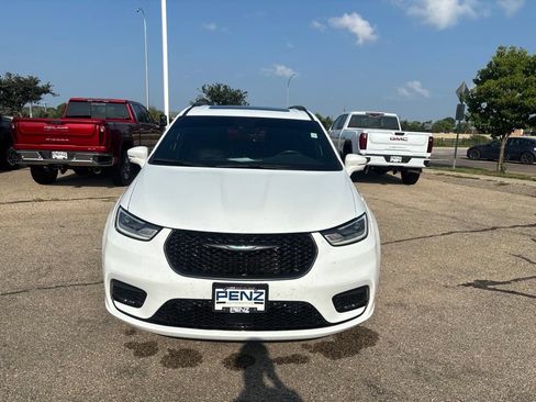 Used 2021 Chrysler Pacifica Limited w/ Uconnect Theater Family Group FWD image 2