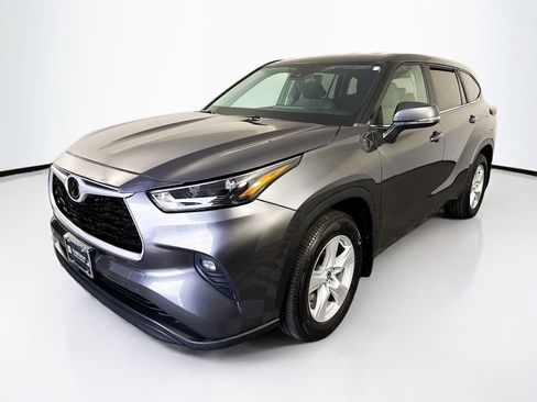 Used 2024 Toyota Highlander LE AWD/4WD image 3