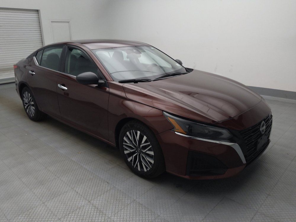 Used 2025 Nissan Altima 2.5 SV FWD image 13