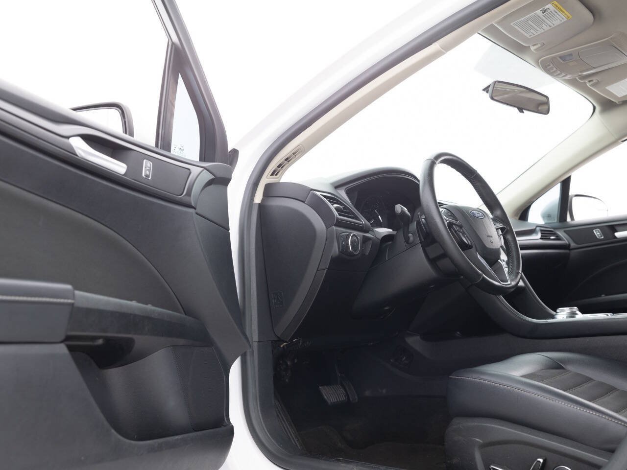 Used 2018 Ford Fusion SE w/ Equipment Group 201A FWD image 24