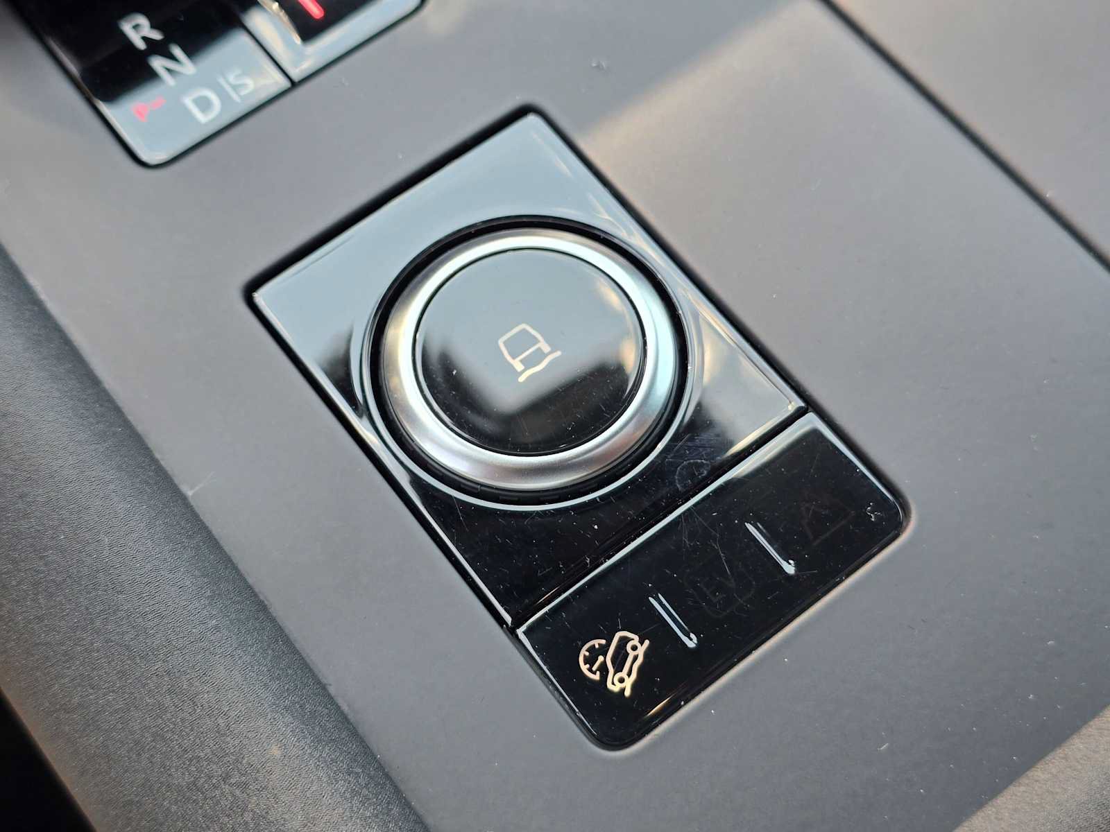 Used 2025 Land Rover Discovery Dynamic SE AWD/4WD image 37