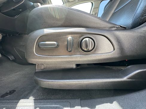 Used 2023 GMC Acadia SLE w/ Driver Convenience Package image 32