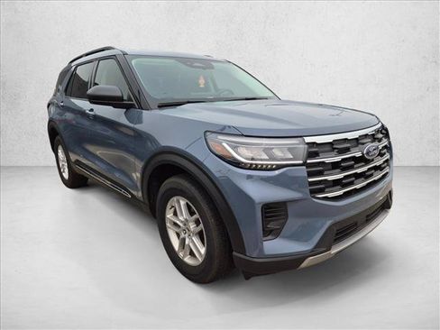 Used 2025 Ford Explorer Active AWD/4WD image 3