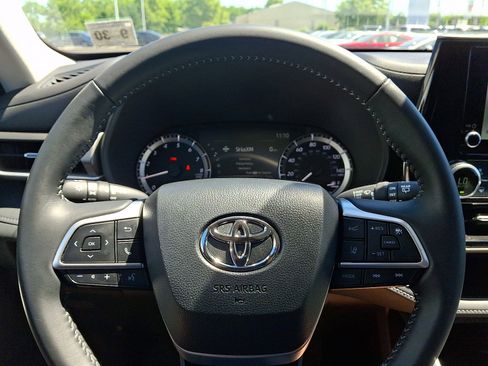 Used 2025 Toyota Highlander LE AWD/4WD image 18