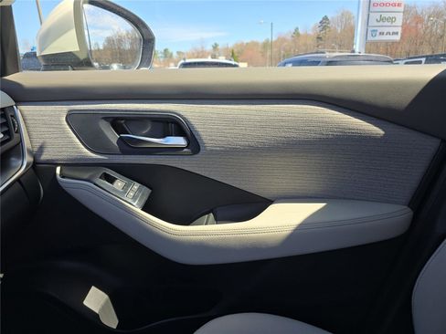 Used 2023 Nissan Rogue SV image 24