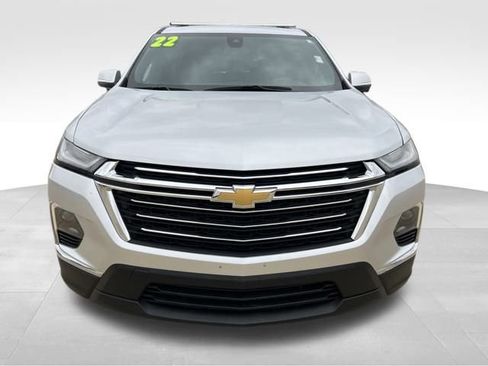 Used 2022 Chevrolet Traverse LT image 3