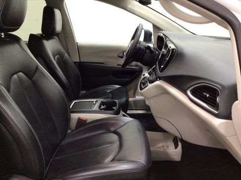 Used 2023 Chrysler Pacifica Touring-L FWD image 33