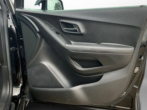 Used 2019 Chevrolet Trax LT w/ LT Convenience Package image 25