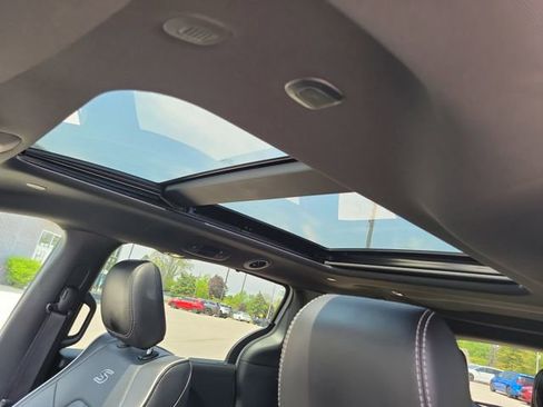 Used 2025 Chrysler Pacifica Limited FWD image 6