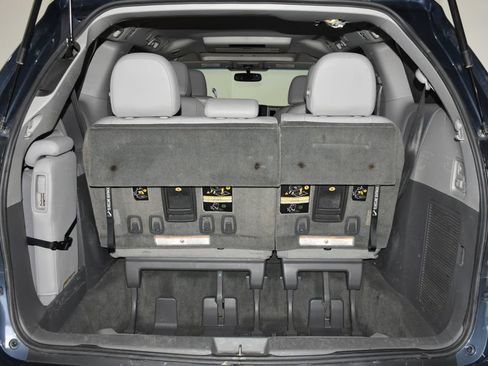 Used 2015 Toyota Sienna XLE Premium FWD image 28