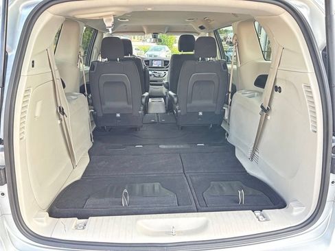 Used 2022 Chrysler Voyager LX FWD image 17