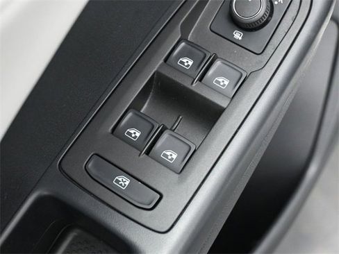 Certified 2025 Volkswagen Taos SE image 13