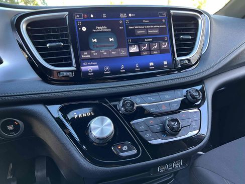 Used 2021 Chrysler Pacifica Touring w/ S Appearance Package image 34