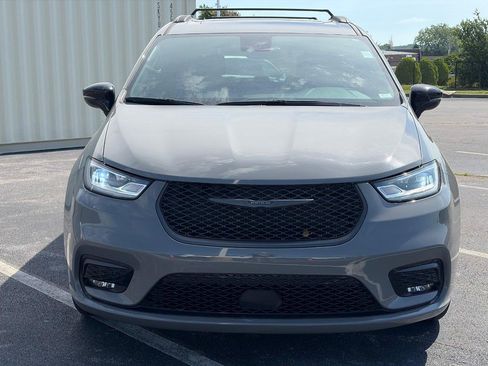 Used 2025 Chrysler Pacifica Limited FWD image 2