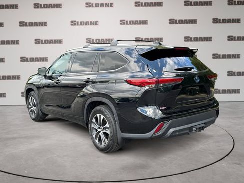 Used 2021 Toyota Highlander XLE AWD/4WD image 3
