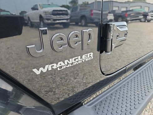 Used 2021 Jeep Wrangler Unlimited Sahara AWD/4WD image 9