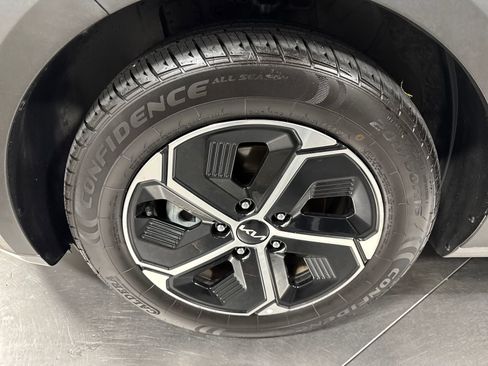 Used 2023 Kia Niro EX FWD image 2