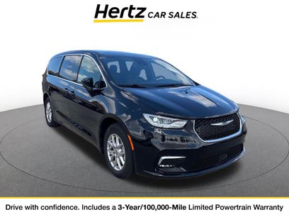 Used 2025 Chrysler Pacifica Select