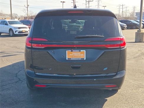 Certified 2022 Chrysler Pacifica Touring-L w/ Uconnect Theater Family Group image 16