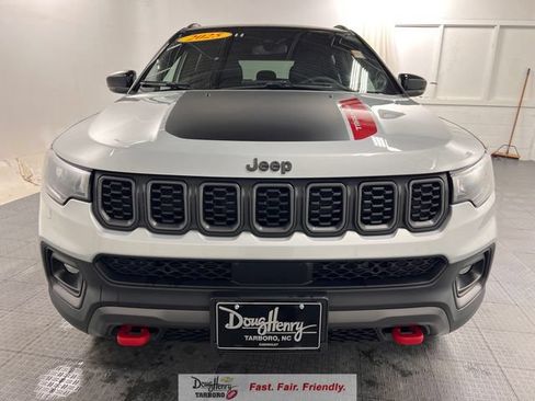Used 2025 Jeep Compass Trailhawk AWD/4WD image 2