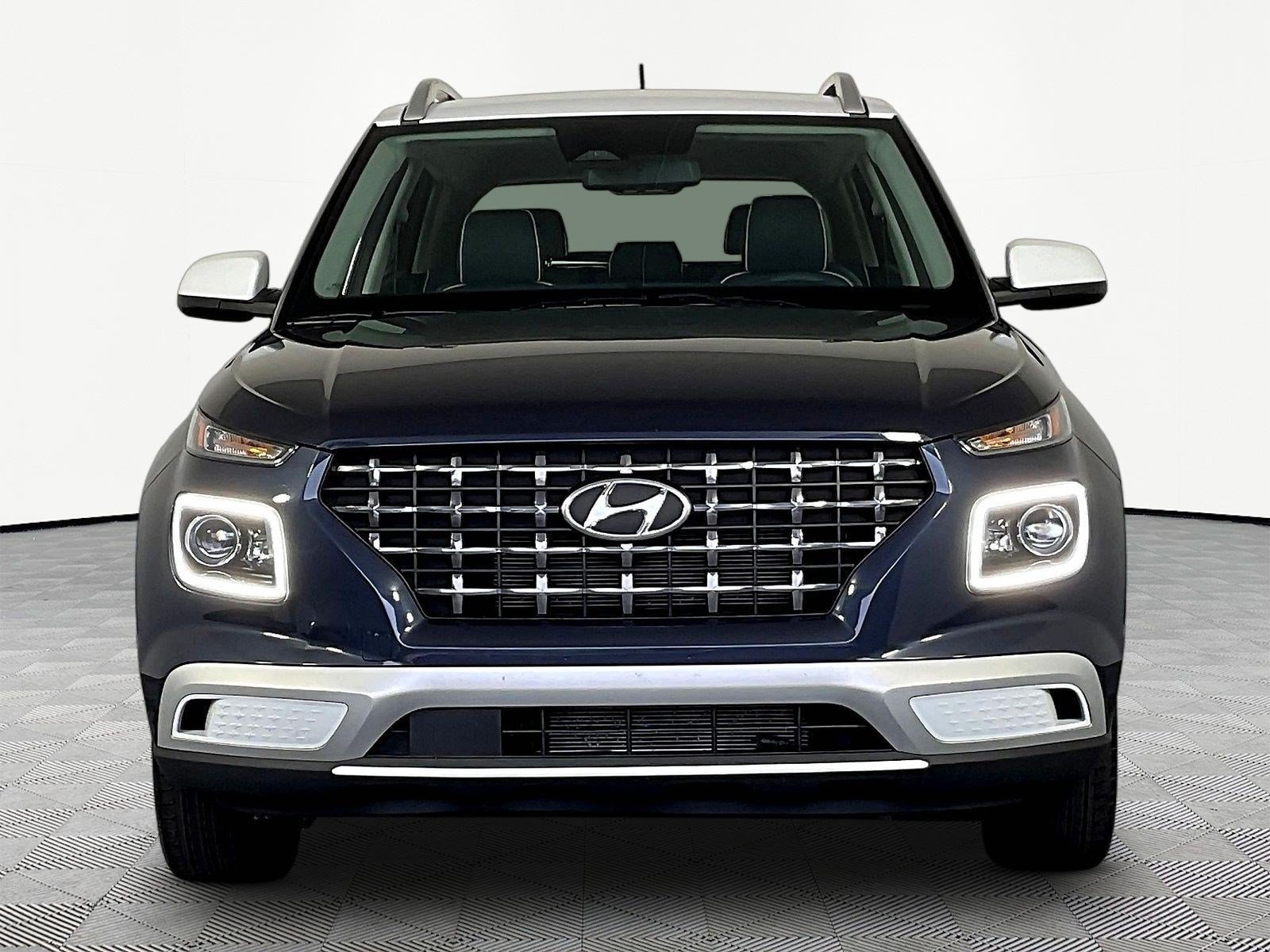 Used 2023 Hyundai Venue Limited FWD image 2