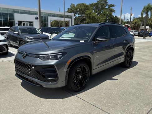 New 2026 Volkswagen Tiguan SE R-Line FWD image 8