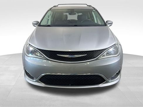 Used 2017 Chrysler Pacifica Touring-L FWD image 9