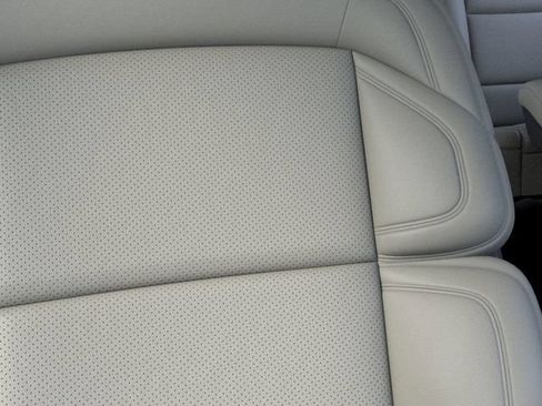New 2026 Lincoln Navigator Premiere AWD/4WD image 16