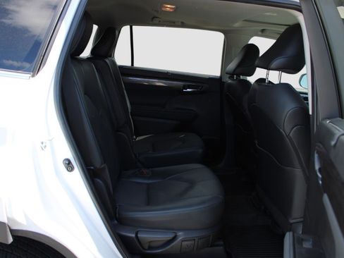 Used 2023 Toyota Highlander Limited FWD image 15