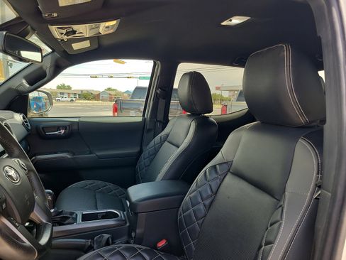 Used 2022 Toyota Tacoma TRD Off-Road w/ Technology Package AWD/4WD image 15