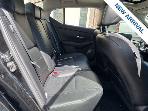 Used 2022 Nissan Sentra SR w/ SR Premium Package image 11