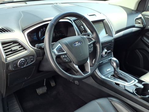 Used 2018 Ford Edge Titanium w/ Equipment Group 301A AWD/4WD image 18