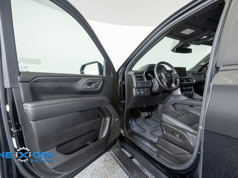 Used 2023 Chevrolet Suburban RST w/ Luxury Package AWD/4WD image 9