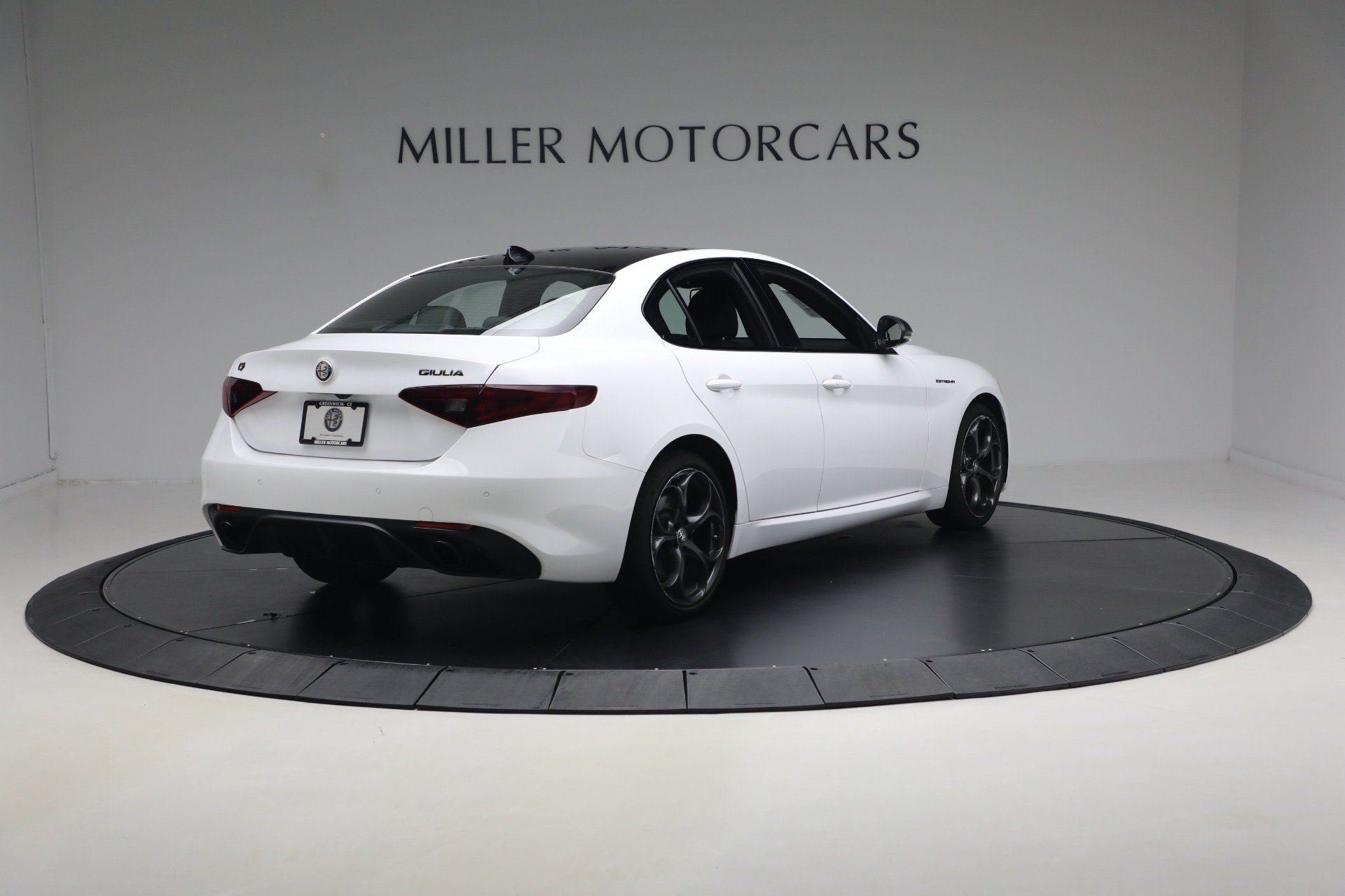 Used 2023 Alfa Romeo Giulia Estrema AWD/4WD image 7