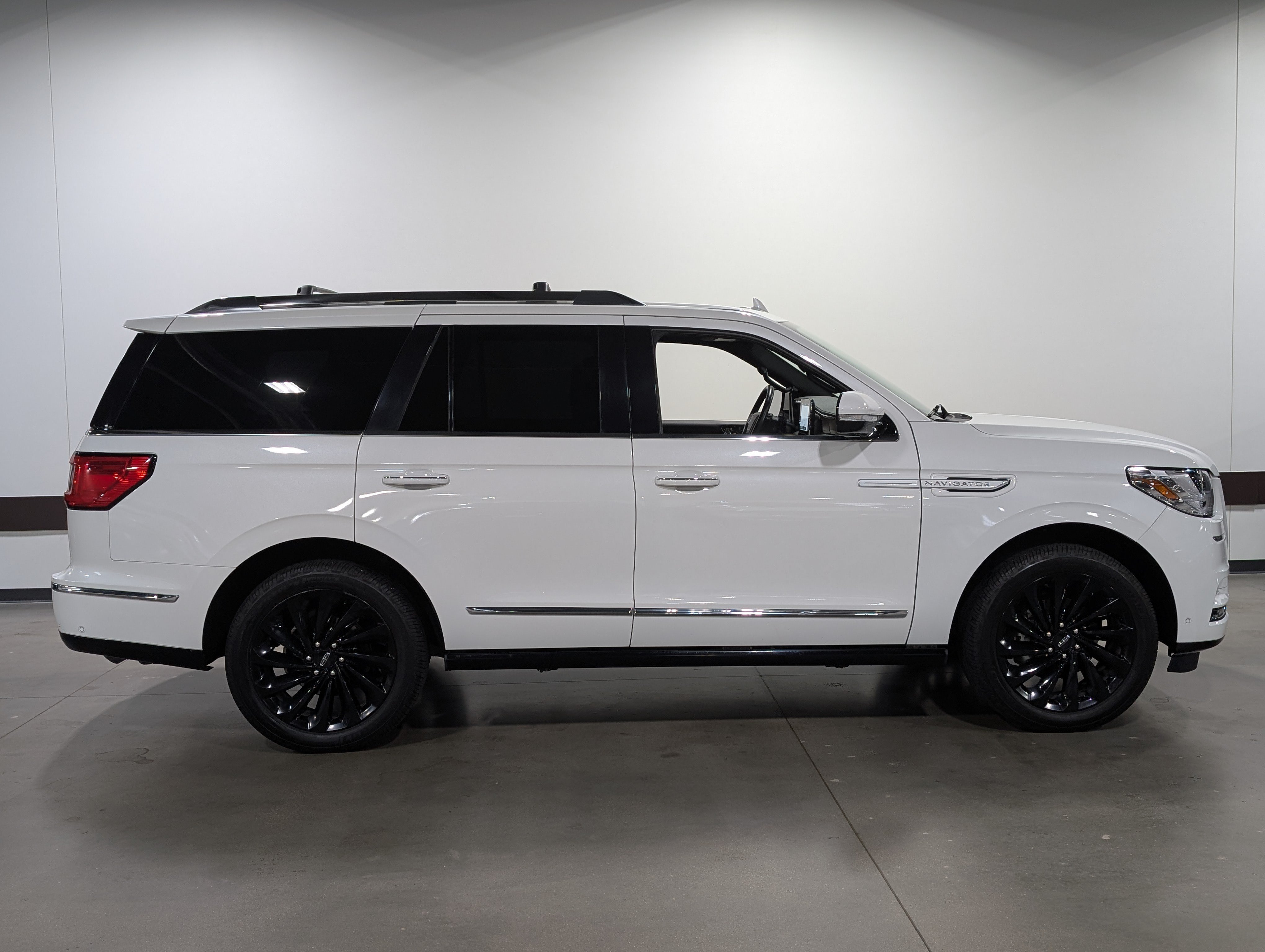 Used 2020 Lincoln Navigator Reserve w/ Equipment Group 208A Reserve AWD/4WD image 2