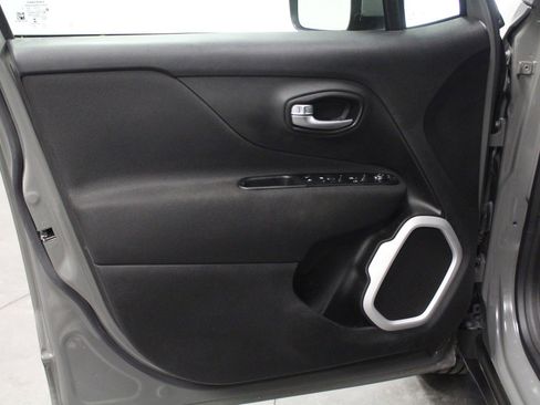 Used 2021 Jeep Renegade Latitude w/ Luxury Group I image 11