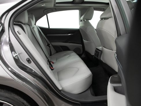 Used 2022 Toyota Camry XLE FWD image 12