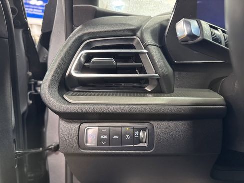 Used 2025 Chevrolet Traverse LT image 21