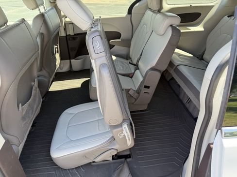 Used 2017 Chrysler Pacifica Touring-L w/ Tire & Wheel Group FWD image 14
