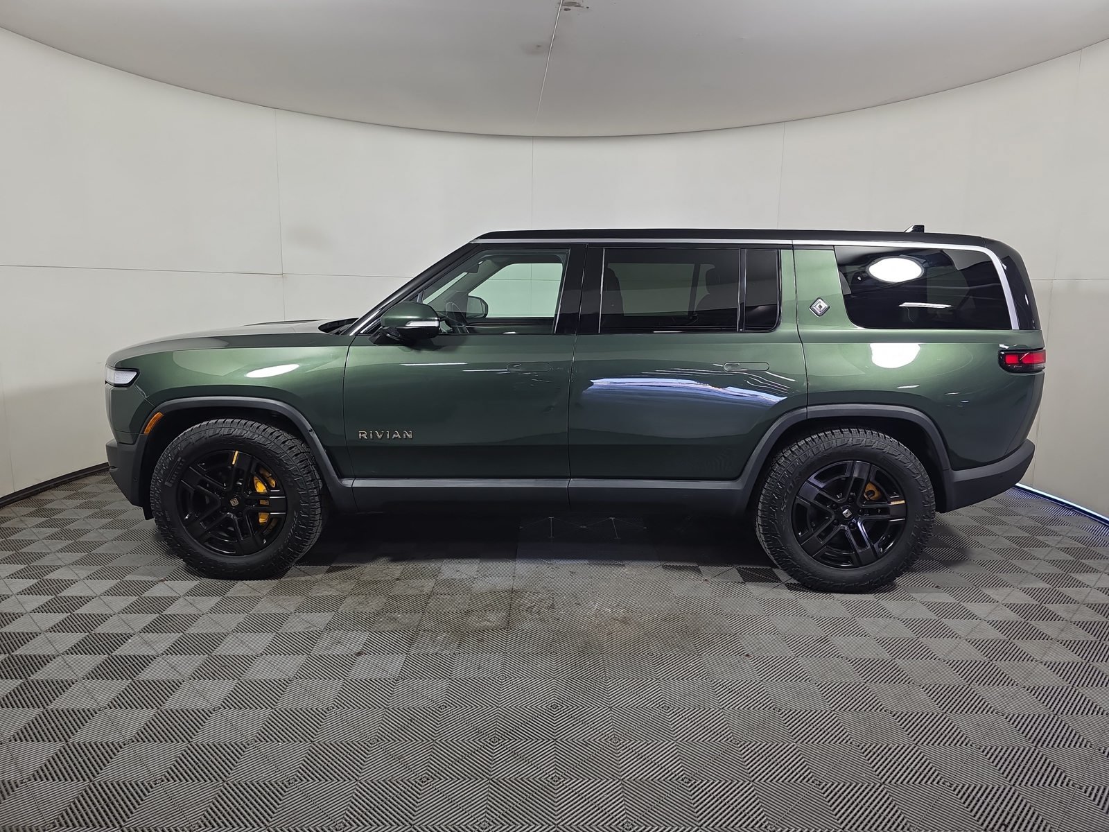 Used 2023 Rivian R1S Adventure Quad AWD/4WD image 2