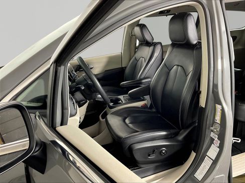 Used 2023 Chrysler Pacifica Touring-L FWD image 21