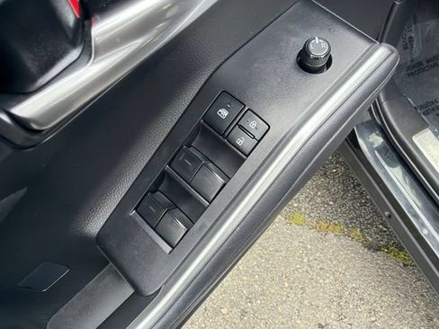 Used 2023 Toyota Highlander XLE AWD/4WD image 24