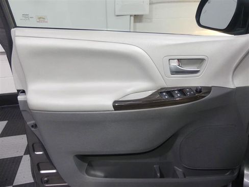 Used 2018 Toyota Sienna XLE Premium w/ Cargo Management Package image 18