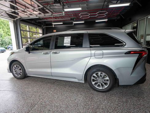Used 2023 Toyota Sienna XLE FWD image 2