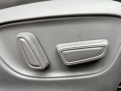 Used 2024 Toyota Highlander XLE FWD image 26