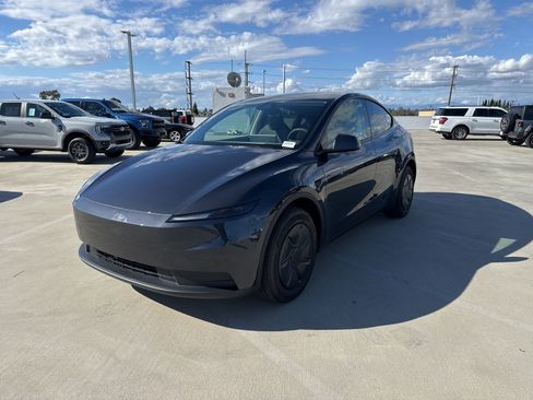 Used 2026 Tesla Model Y 2WD image 1