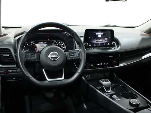 Used 2022 Nissan Rogue SV w/ SV Premium Package AWD/4WD image 2