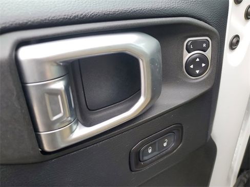 Used 2019 Jeep Wrangler Unlimited Sahara image 22
